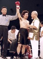 Ex-WBA champ Todaka KOs Thai in comeback fight